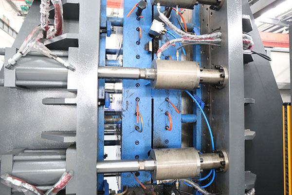 Mold clamping mechanism viewed from the side