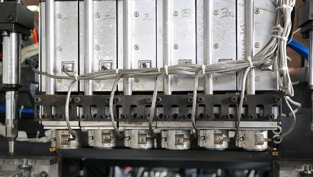 Multi-head extrusion die assembly