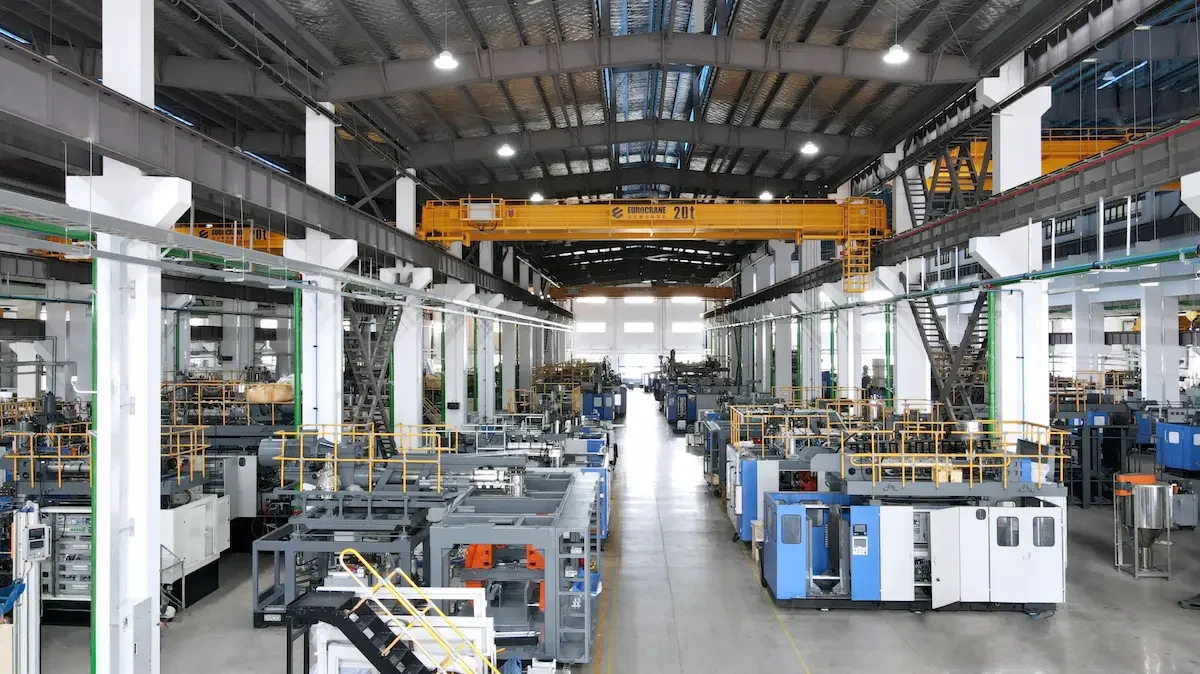 Rows of blue and white blow molding machines in Tongda’s assembly hall