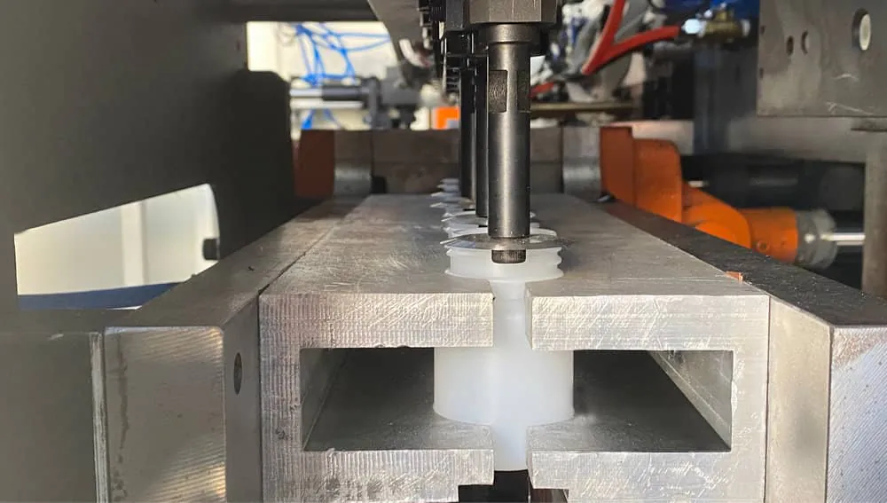 Rotary bottle cutting unit